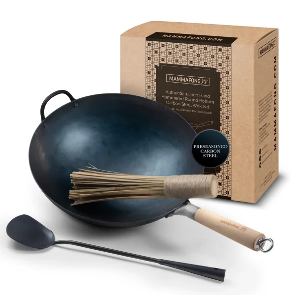 Beavatott gömbölyű aljú wok kovácsolt keverő lapáttal, bambusz kefével